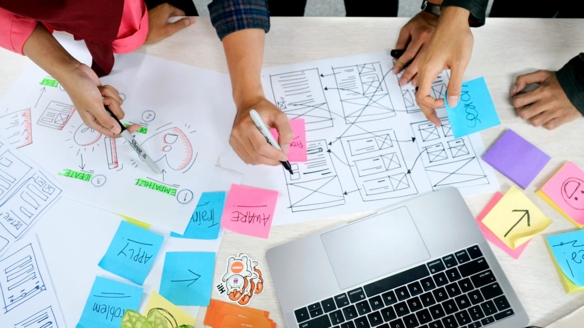 Mehrere Menschen arbeiten am UX-Design einer Webseite