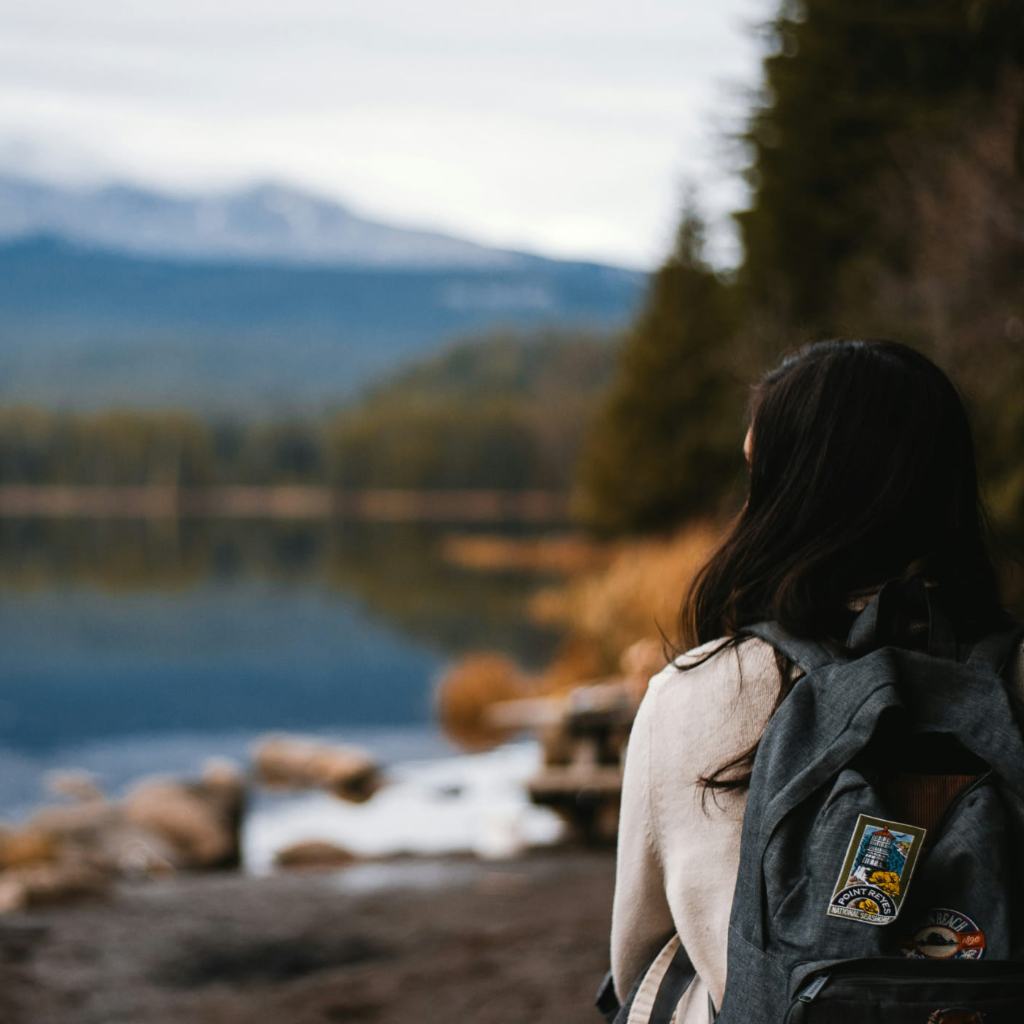 Eine Frau blickt auf einen Bergsee